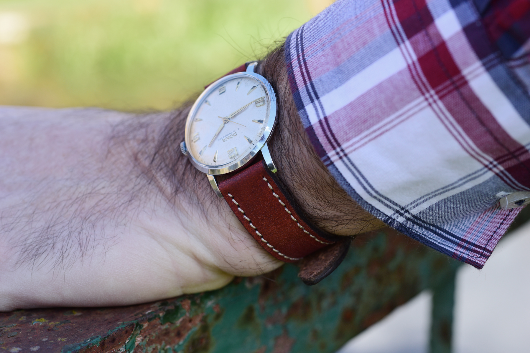 Kožený remienok na Smart hodinky Apple Watch, Samsung, Garmin, Amazfit, Huawei a iné. Ručne vyrobený z kvalitnej teľacej kože, model Classic, odtieň tmavý gaštan s béžovým prešitím a mäkkou podšívkou z brúsenej kože. Dostupné šírky 20/22/24mm