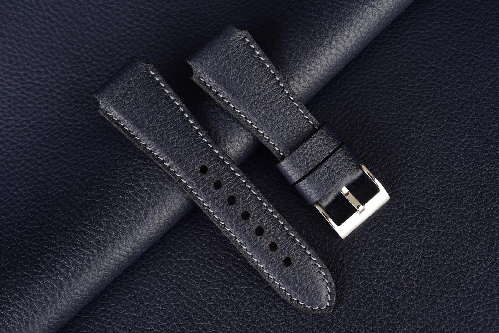 Kožený remienok na smart hodinky Apple, Samsung, Huawei a iné. Elegantný, tmavomodrý so sivým prešívaním a výraznejšou štruktúrou kože.