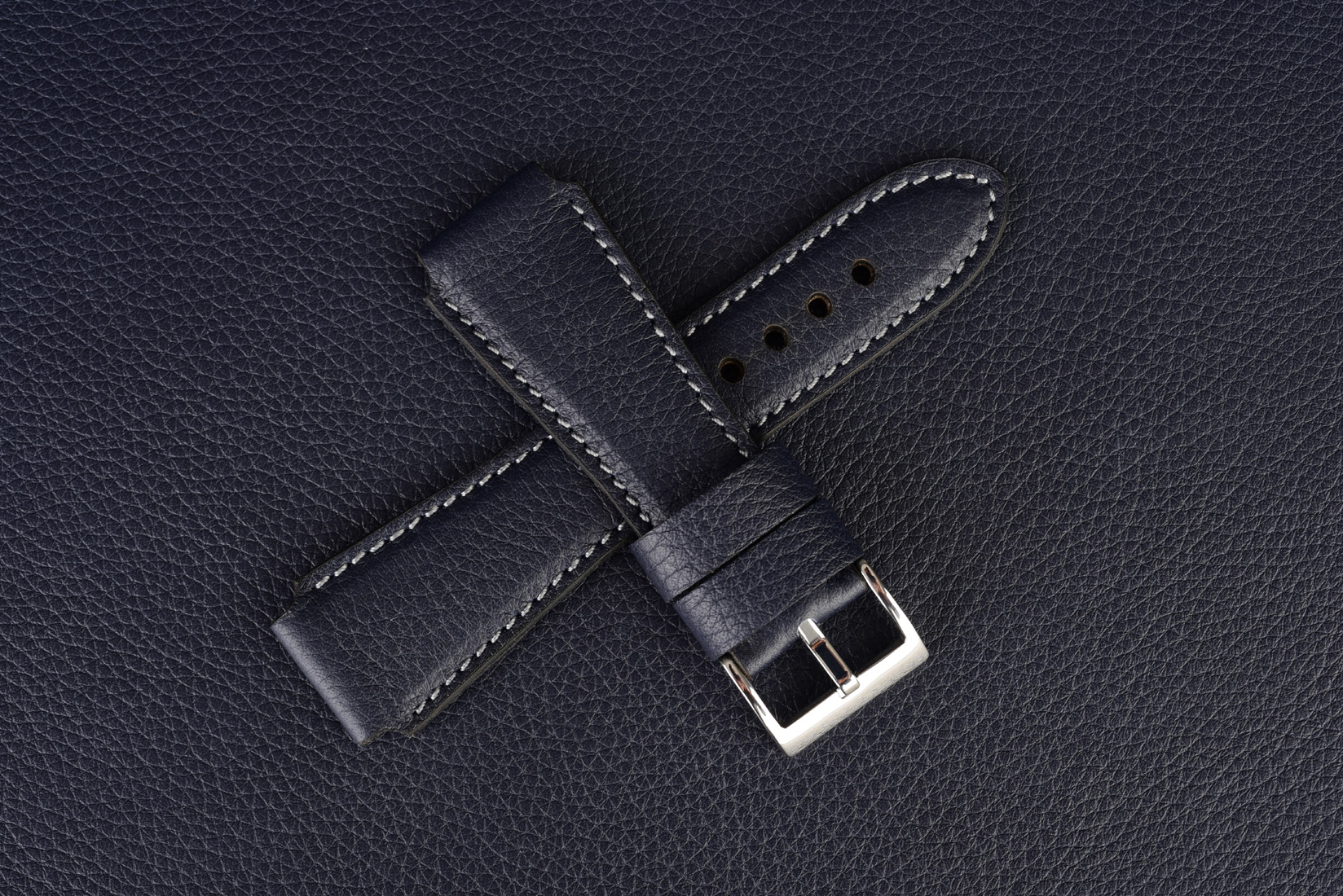 Kožený remienok na smart hodinky Apple, Samsung, Huawei a iné. Elegantný, tmavomodrý so sivým prešívaním a výraznejšou štruktúrou kože.