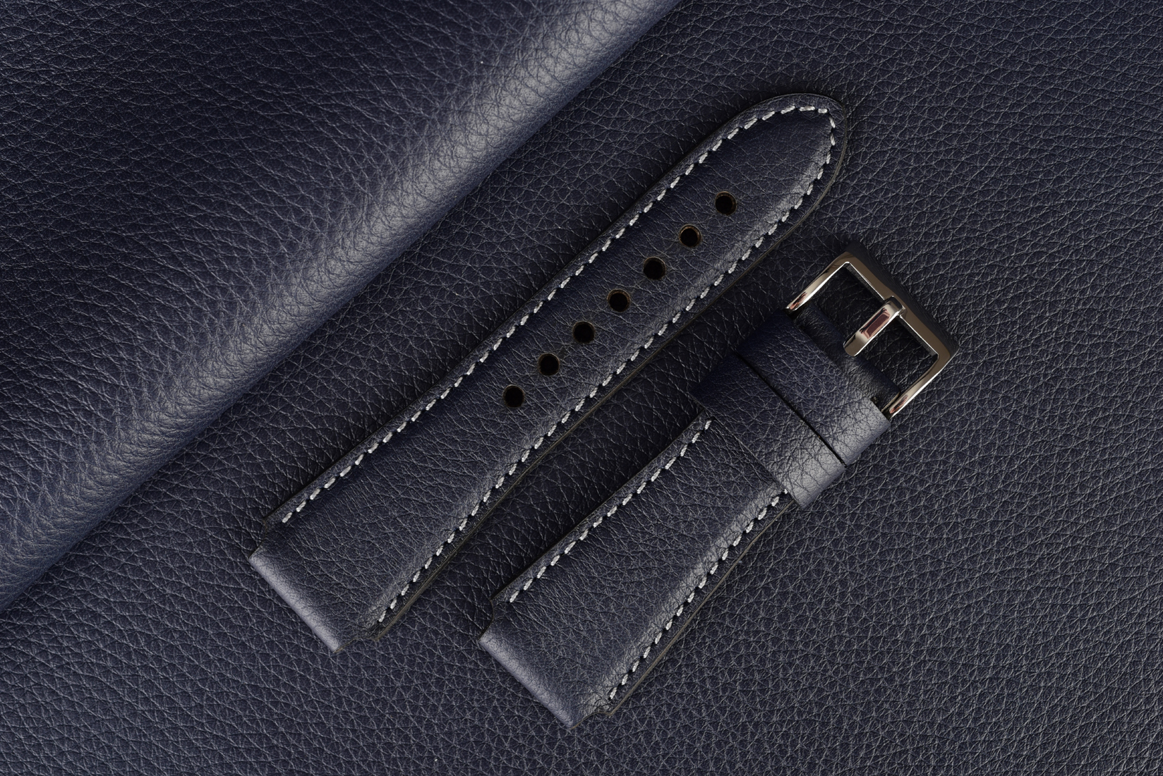 Kožený remienok na smart hodinky Apple, Samsung, Huawei a iné. Elegantný, tmavomodrý so sivým prešívaním a výraznejšou štruktúrou kože.