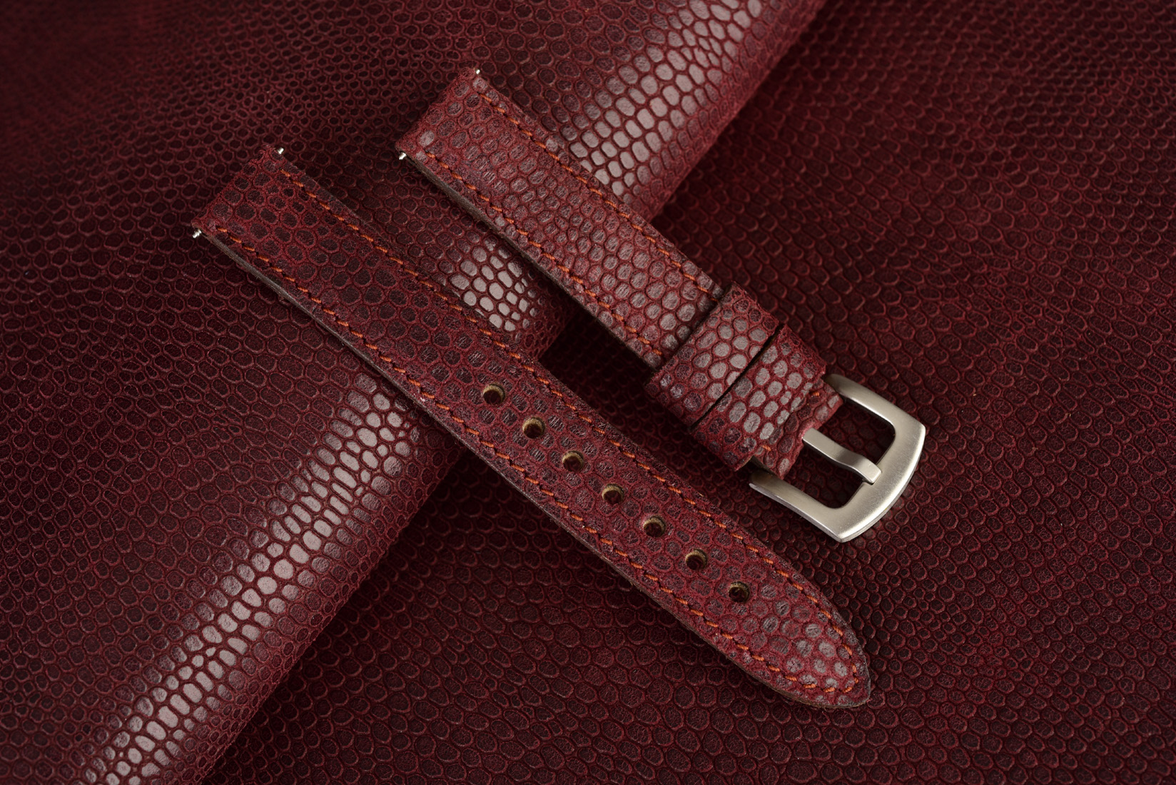 Kožený remienok na smart hodinky Apple Watch, Samsung Garmin a iné. Kvalitná jahňacia koža v odtieni burgundy s textúrou Lizard s medeným prešívaním. Podšitý mäkkou brúsenou kožou. Ručná výroba. Dostupné šírky 20,22,24 mm.