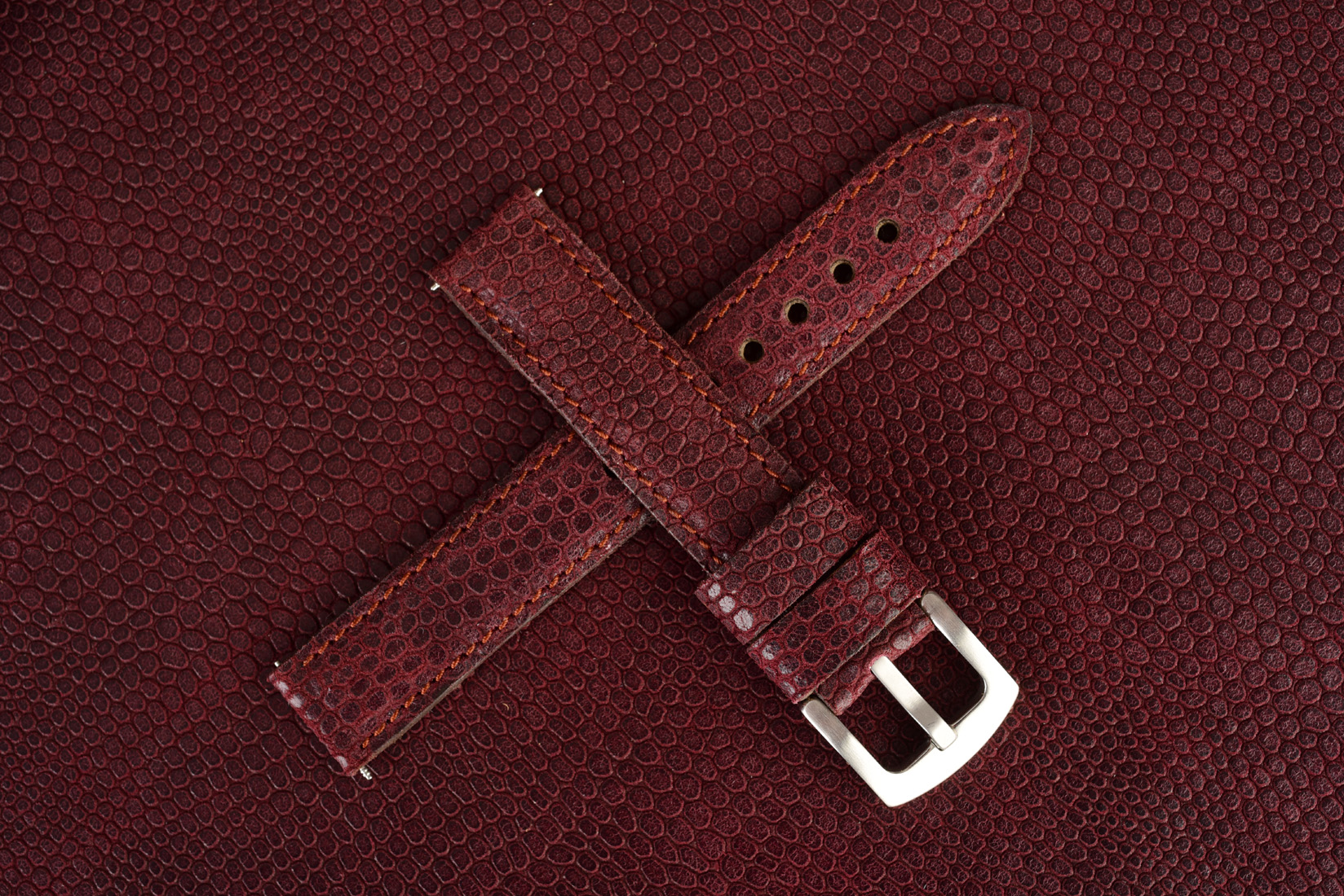 Kožený remienok na smart hodinky Apple Watch, Samsung Garmin a iné. Kvalitná jahňacia koža v odtieni burgundy s textúrou Lizard s medeným prešívaním. Podšitý mäkkou brúsenou kožou. Ručná výroba. Dostupné šírky 20,22,24 mm.