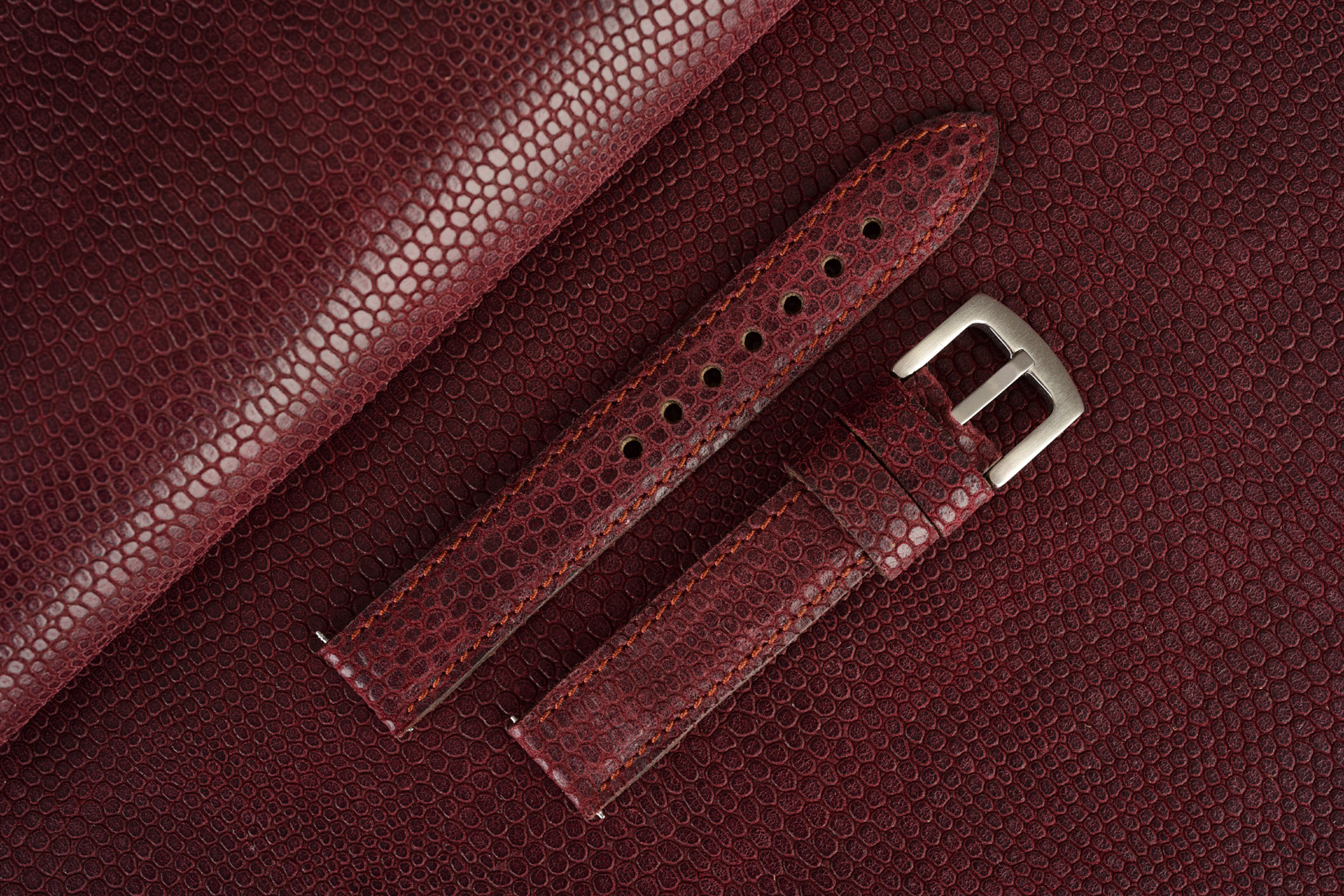 Kožený remienok na smart hodinky Apple Watch, Samsung Garmin a iné. Kvalitná jahňacia koža v odtieni burgundy s textúrou Lizard s medeným prešívaním. Podšitý mäkkou brúsenou kožou. Ručná výroba. Dostupné šírky 20,22,24 mm.