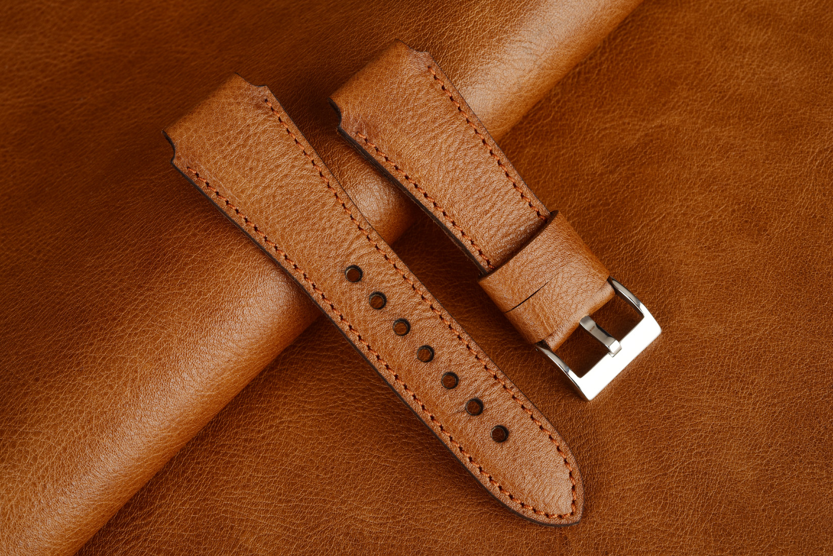 Remienok na smart hodinky: Samsung, Garmin, Amazfit, Huawei, Fossil, Xiaomi, Withings a iné. Dostupné šírky 20/22/24mm – svetlohnedá koža s jemným medeným prešívaním.