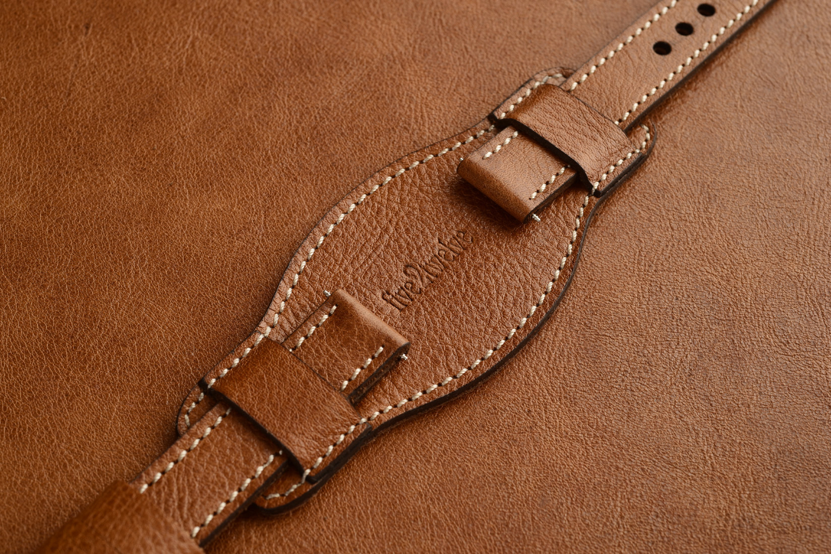 Kožený remienok s podložkou, 18mm, elegantný, svetlohnedý s béžovým prešívaním.