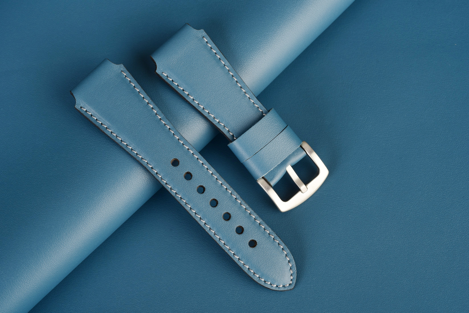 Remienok na smart hodinky Apple Watch, Samsung, Garmin, Amazfit, Huawei, Fossil, Xiaomi, Withings a iné. Dostupné šírky 20/22/24mm – svetlomodrá koža s decentným sivým prešívaním.