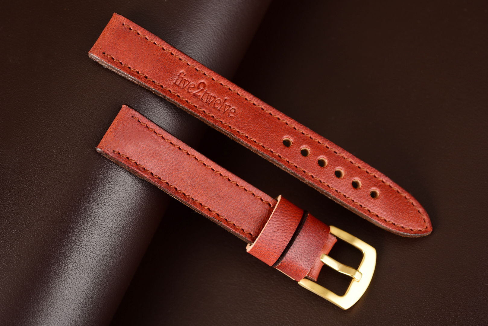 Kožený remienok na Smart hodinky Apple Watch, Samsung, Garmin, Amazfit, Huawei a iné. Ručne vyrobený z kvalitnej teľacej kože, model Classic, odtieň tmavý gaštan s hnedým prešívaním a mäkkou podšívkou z brúsenej kože. Dostupné šírky 20/22/24mm