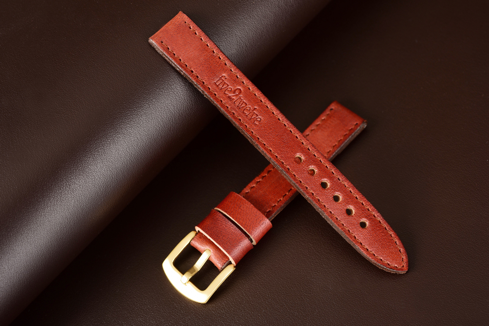 Kožený remienok na Smart hodinky Apple Watch, Samsung, Garmin, Amazfit, Huawei a iné. Ručne vyrobený z kvalitnej teľacej kože, model Classic, odtieň tmavý gaštan s hnedým prešívaním a mäkkou podšívkou z brúsenej kože. Dostupné šírky 20/22/24mm