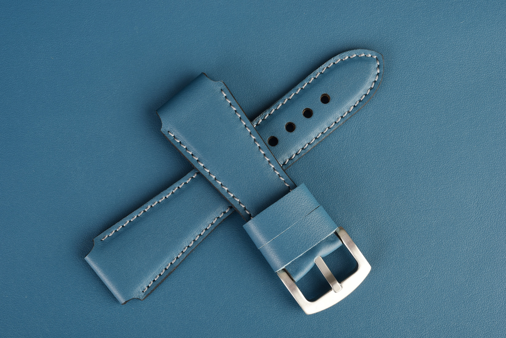 Remienok na smart hodinky Apple Watch, Samsung, Garmin, Amazfit, Huawei, Fossil, Xiaomi, Withings a iné. Dostupné šírky 20/22/24mm – svetlomodrá koža s decentným sivým prešívaním.