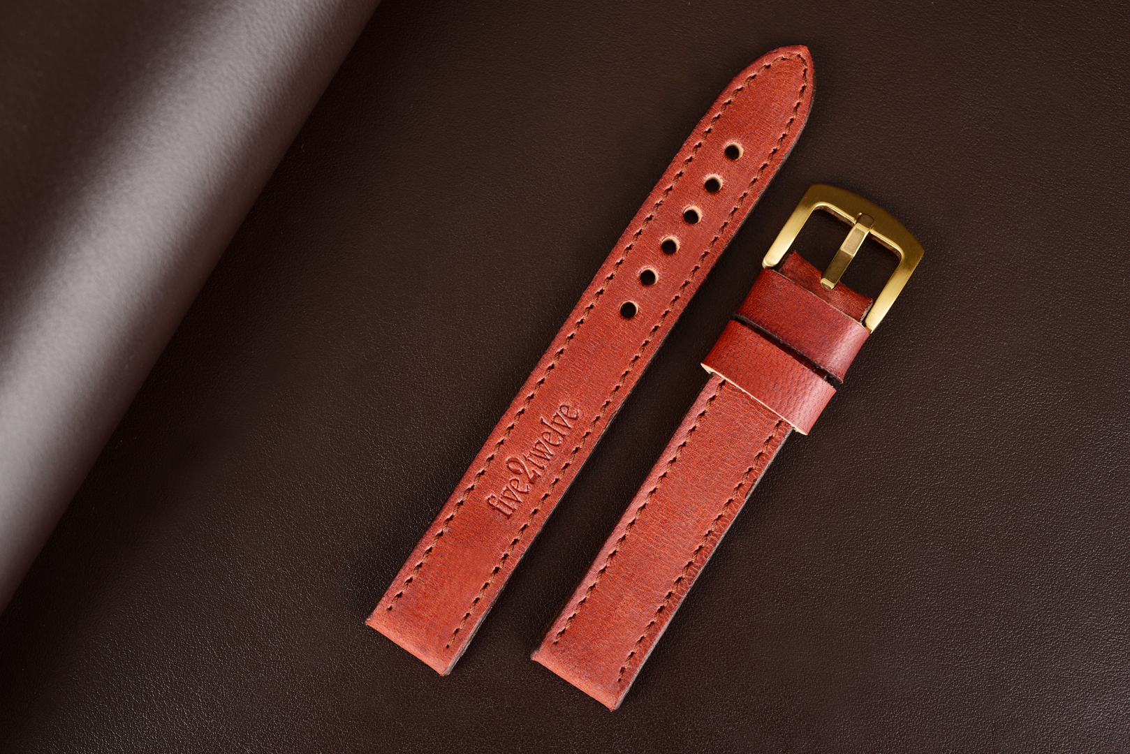Kožený remienok na Smart hodinky Apple Watch, Samsung, Garmin, Amazfit, Huawei a iné. Ručne vyrobený z kvalitnej teľacej kože, model Classic, odtieň tmavý gaštan s hnedým prešívaním a mäkkou podšívkou z brúsenej kože. Dostupné šírky 20/22/24mm