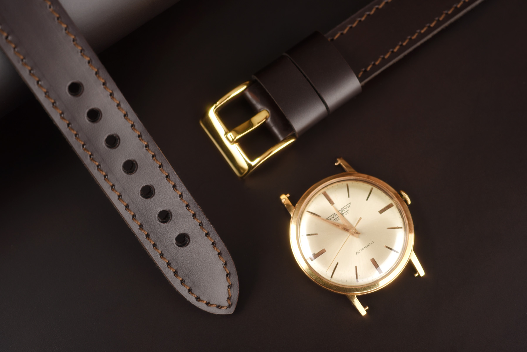 Kožený remienok na Smart hodinky Samsung, Garmin, Amazfit, Huawei a iné. Model Classic, ručne vyrobený z kvalitnej lakovanej kože čokoládovo-hnedej farby s hnedým prešívaním a mäkkou podšívkou z brúsenej kože pre pohodlné nosenie. Dostupné šírky 20/22/24mm.
