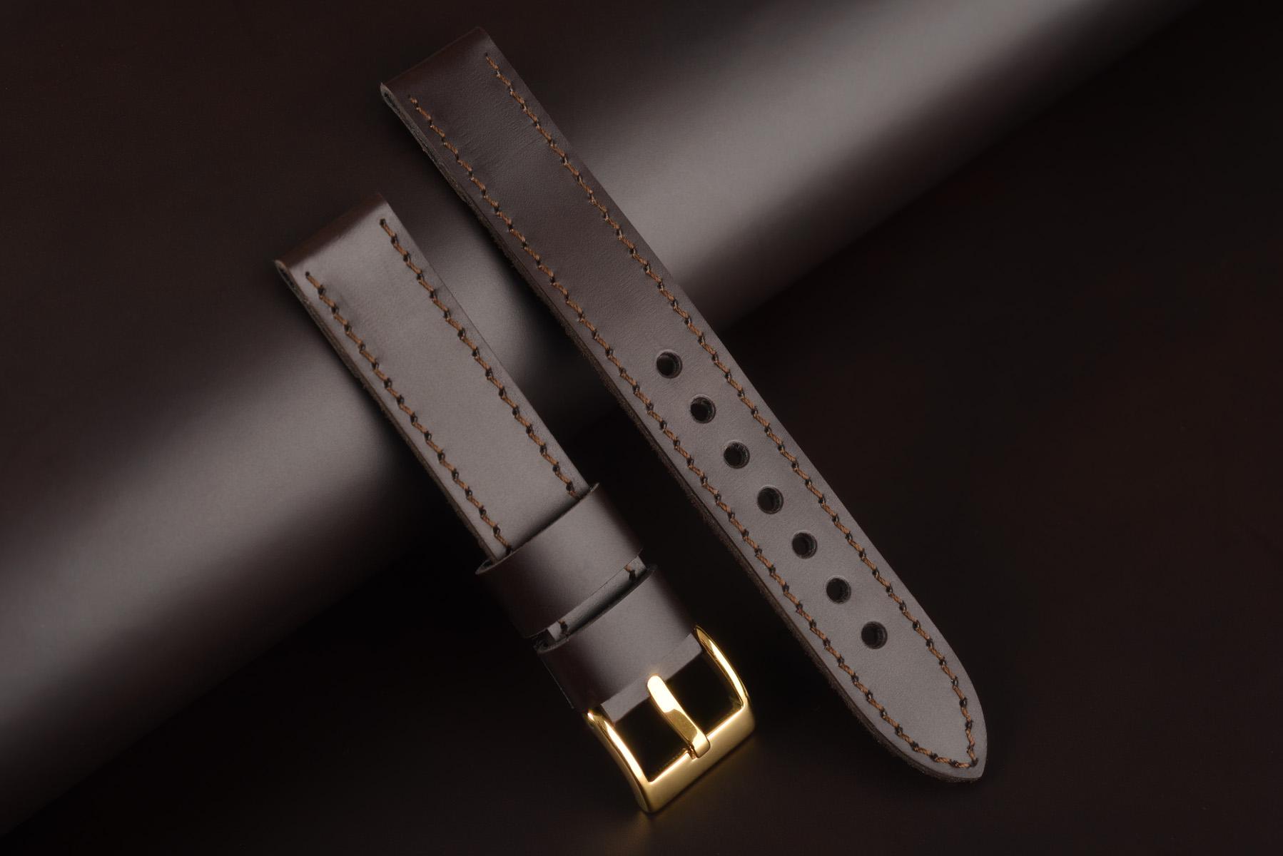 Kožený remienok na Smart hodinky Samsung, Garmin, Amazfit, Huawei a iné. Model Classic, ručne vyrobený z kvalitnej lakovanej kože čokoládovo-hnedej farby s hnedým prešívaním a mäkkou podšívkou z brúsenej kože pre pohodlné nosenie. Dostupné šírky 20/22/24mm.