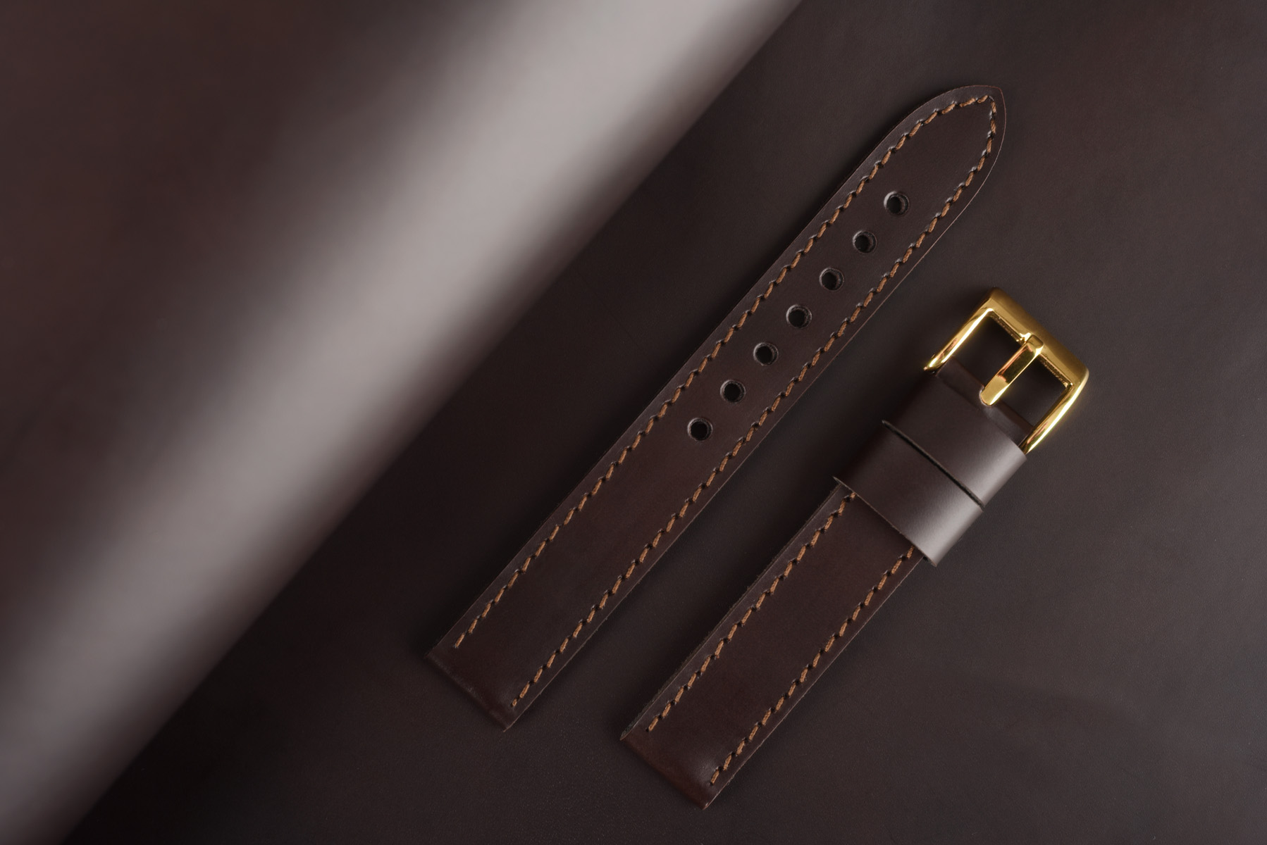 Kožený remienok na Smart hodinky Samsung, Garmin, Amazfit, Huawei a iné. Model Classic, ručne vyrobený z kvalitnej lakovanej kože čokoládovo-hnedej farby s hnedým prešívaním a mäkkou podšívkou z brúsenej kože pre pohodlné nosenie. Dostupné šírky 20/22/24mm.