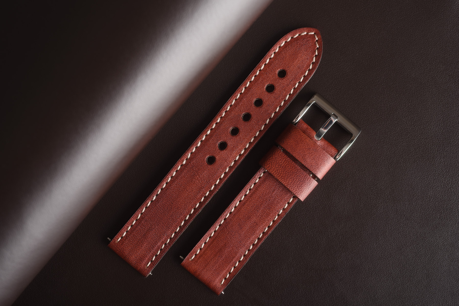 Kožený remienok na Smart hodinky Apple Watch, Samsung, Garmin, Amazfit, Huawei a iné. Ručne vyrobený z kvalitnej teľacej kože, model Classic, odtieň tmavý gaštan s béžovým prešitím a mäkkou podšívkou z brúsenej kože. Dostupné šírky 20/22/24mm