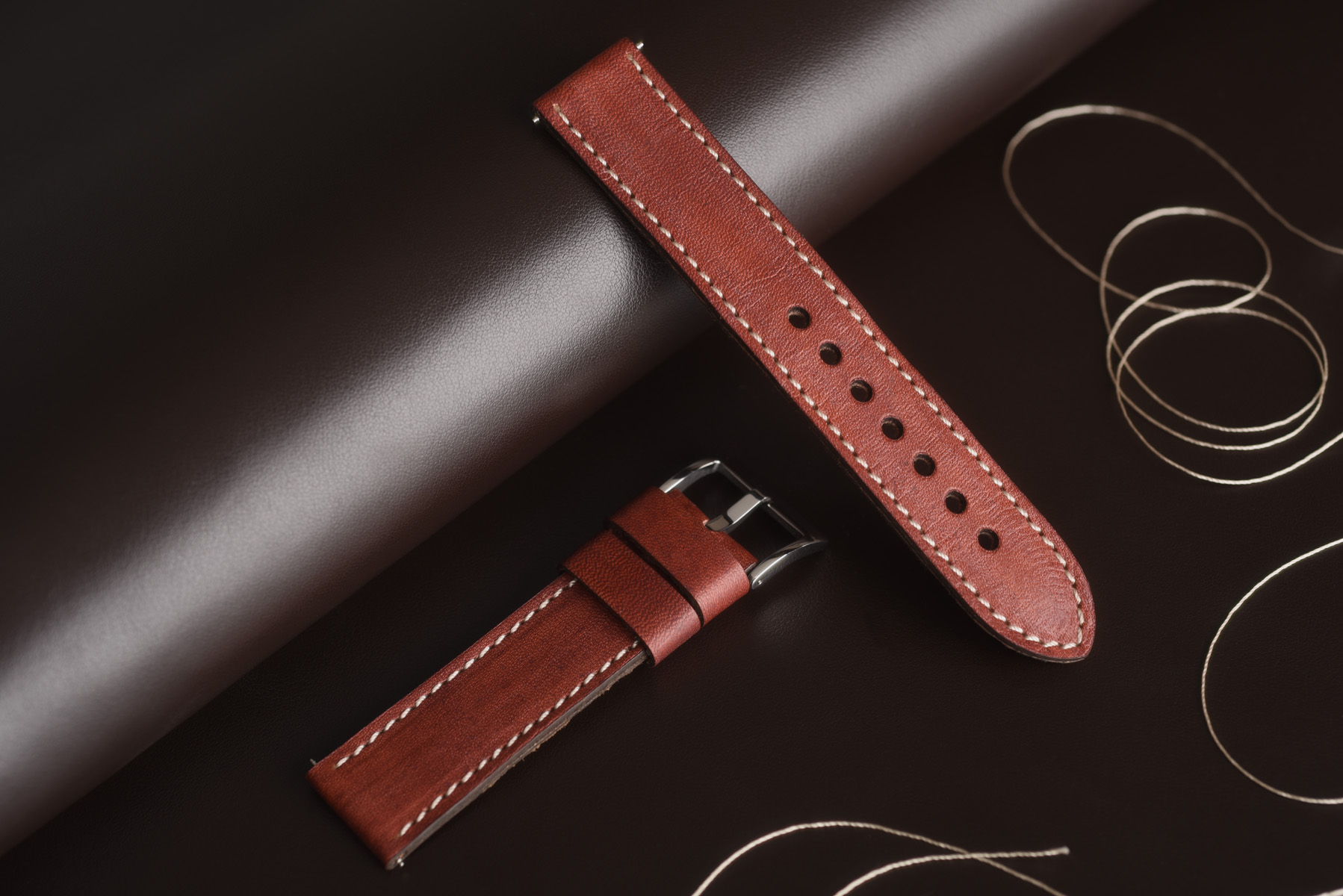 Kožený remienok na Smart hodinky Apple Watch, Samsung, Garmin, Amazfit, Huawei a iné. Ručne vyrobený z kvalitnej teľacej kože, model Classic, odtieň tmavý gaštan s béžovým prešitím a mäkkou podšívkou z brúsenej kože. Dostupné šírky 20/22/24mm