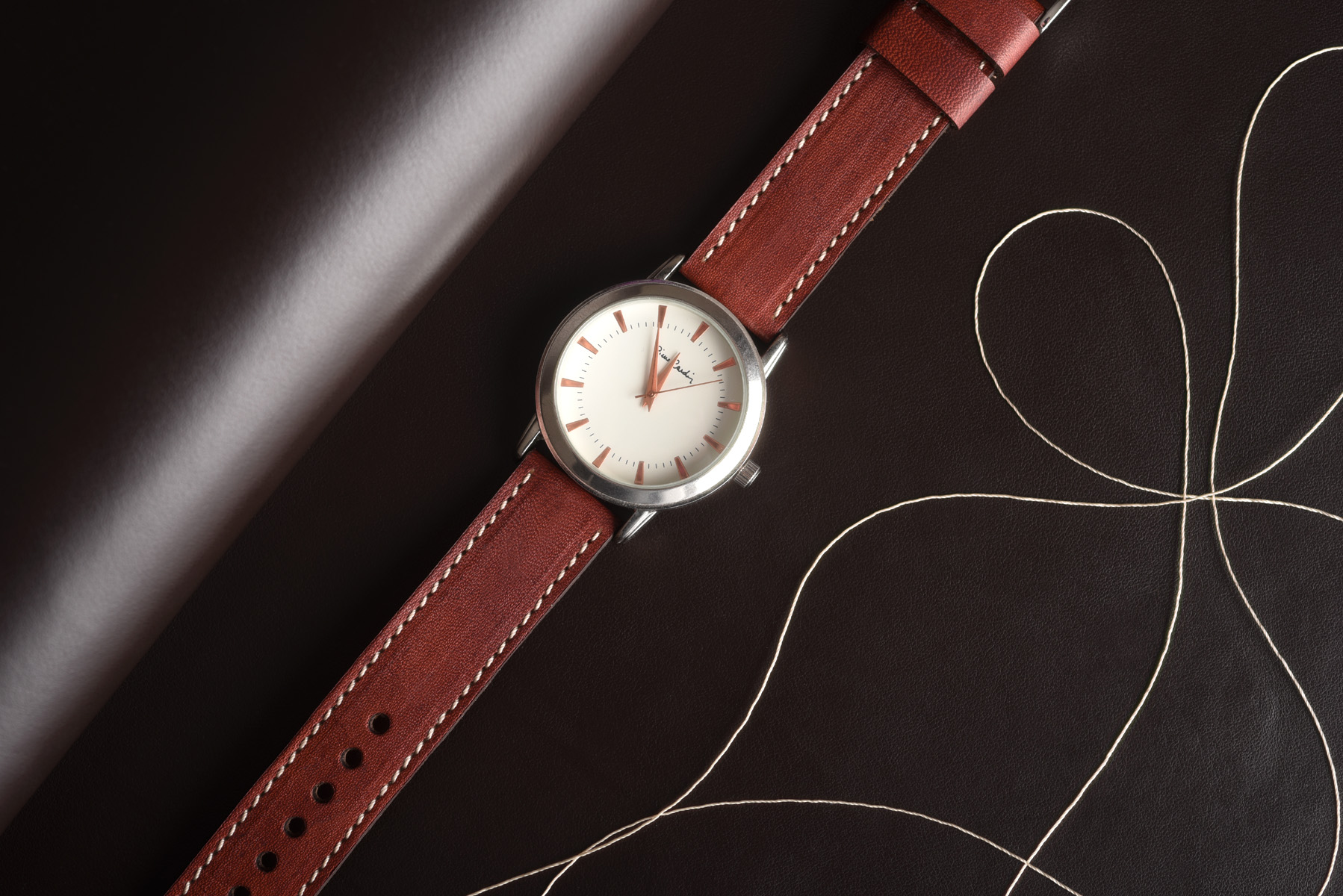 Kožený remienok na Smart hodinky Apple Watch, Samsung, Garmin, Amazfit, Huawei a iné. Ručne vyrobený z kvalitnej teľacej kože, model Classic, odtieň tmavý gaštan s béžovým prešitím a mäkkou podšívkou z brúsenej kože. Dostupné šírky 20/22/24mm