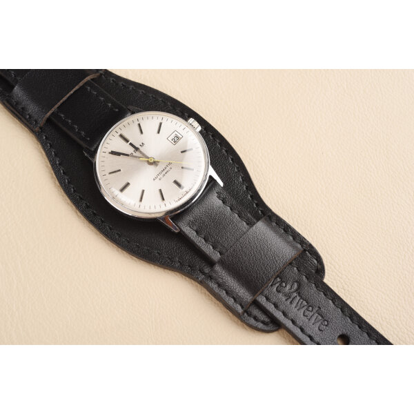 Čierny kožený remienok Classic s podložkou, čierne prešitie, šírka 18 mm, ručne vyrobený.
