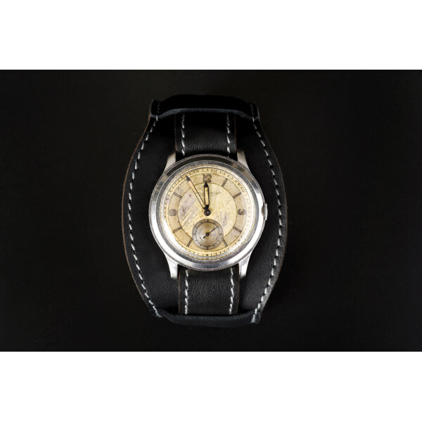 Prevliekací kožený remienok na hodinky 20mm s podložkou – One Piece, čierny, č sivé ierne prešívanie, ručne vyrobený. Ideálny pre Citizen, Tissot, Longines, Raketa, Poljot a iné.