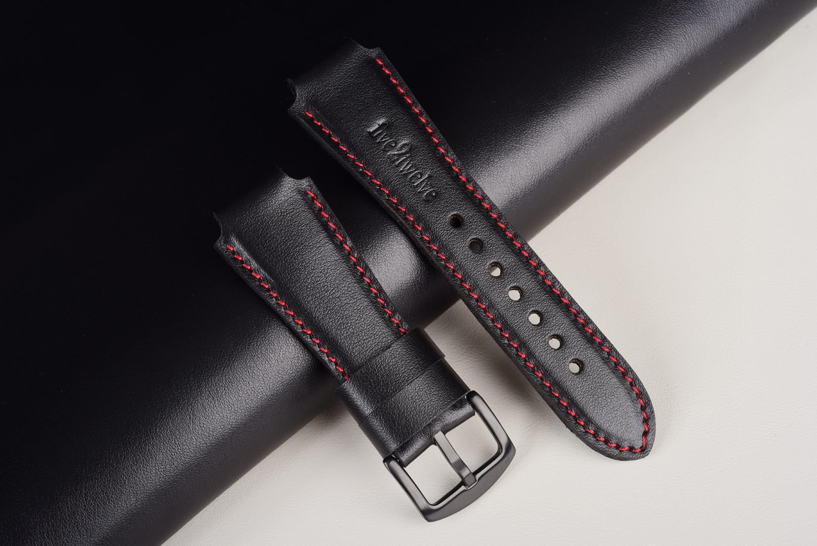Kožený remienok na Smart Watch: Samsung Galaxy, Garmin, Amazfit, Huawei, Xiaomi a iné. Model Infinity, ručne vyrobený z kvalitnej pravej kože čiernej farby s červeným prešívaním a mäkkou podšívkou z brúsenej kože. Dostupné šírky 20, 22, 24 mm.