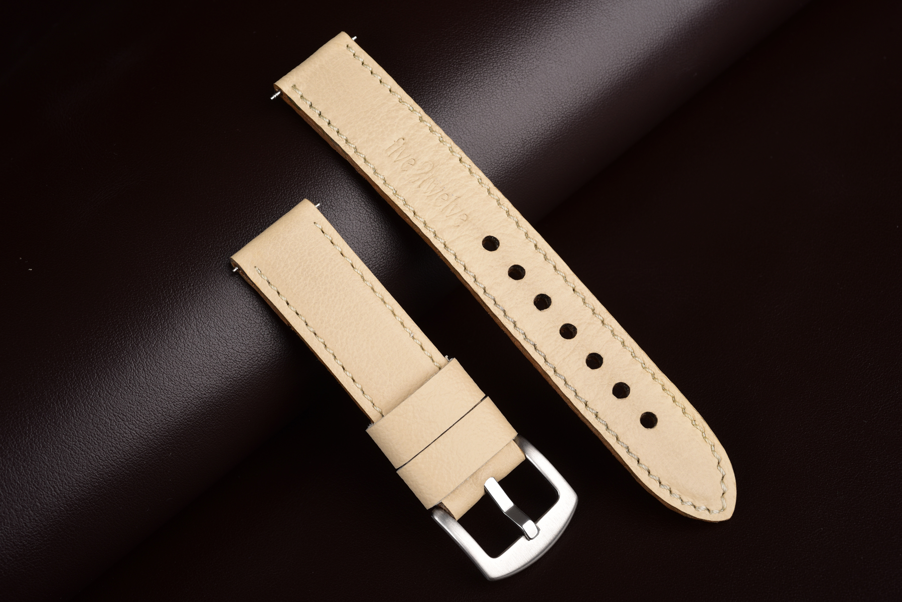 Remienok pre Apple Watch 1–10 a SE (38/40/41 mm), krémová koža, krémové prešívanie, ručne vyrobený, š. 22mm.