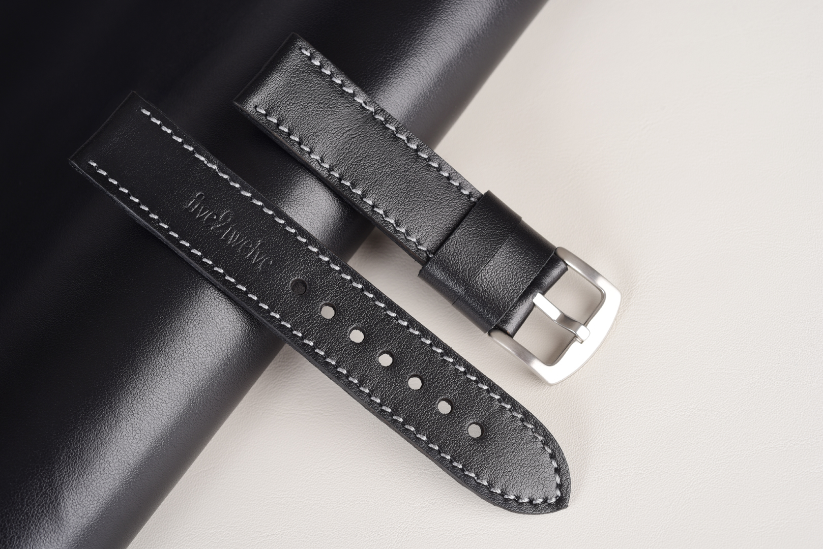 Kožený remienok pre Apple Watch 42/44/45/46/49 | Classic 22mm, čierna koža, sivé prešívanie, kompatibilný so sériami 1–10 a Ultra.