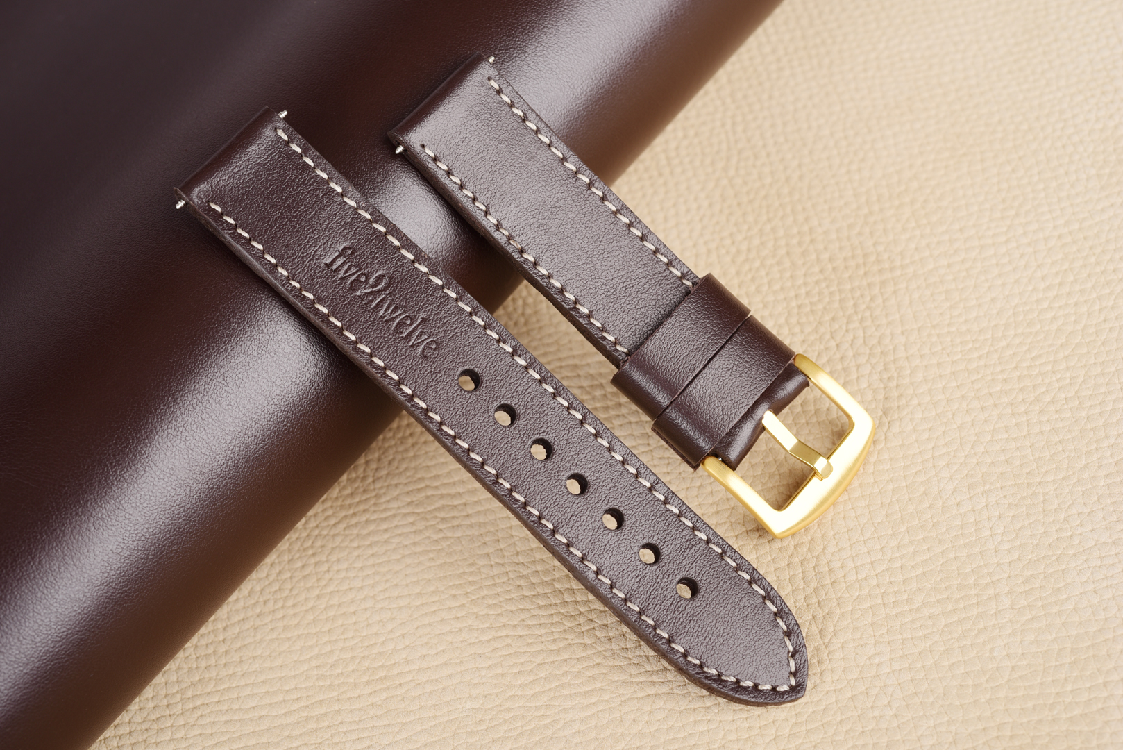 Kožený remienok pre Apple Watch 42/44/45/46/49 | Classic 22mm, tmavohnedá koža, béžové prešívanie, kompatibilný so sériami 1–10 a Ultra.