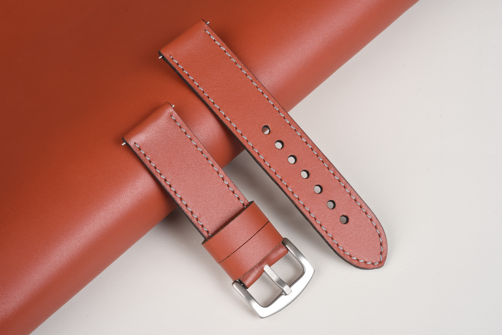 Kožený remienok pre Apple Watch Ultra 1,2 a série 1-10 | Infinity 24mm, terakotová koža, sivé prešívanie.