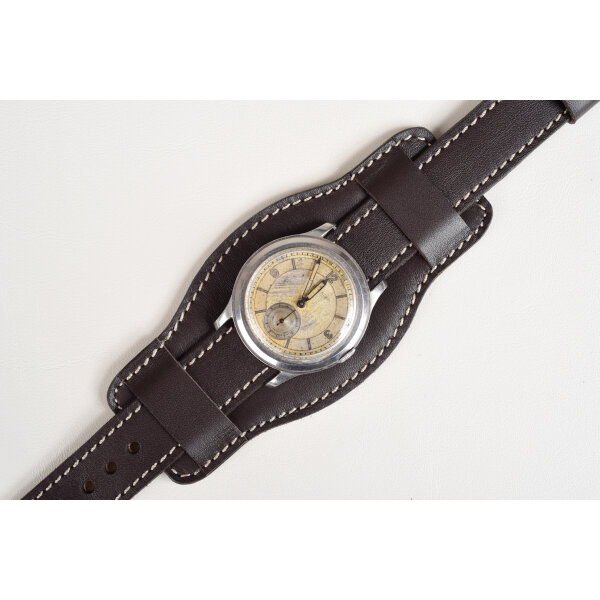 Prevliekací kožený remienok na hodinky 22mm s podložkou – One Piece, tmavohnedý, béžové prešívanie, ručne vyrobený. Ideálny pre Citizen, Tissot, Longines, Raketa, Poljot a iné.
