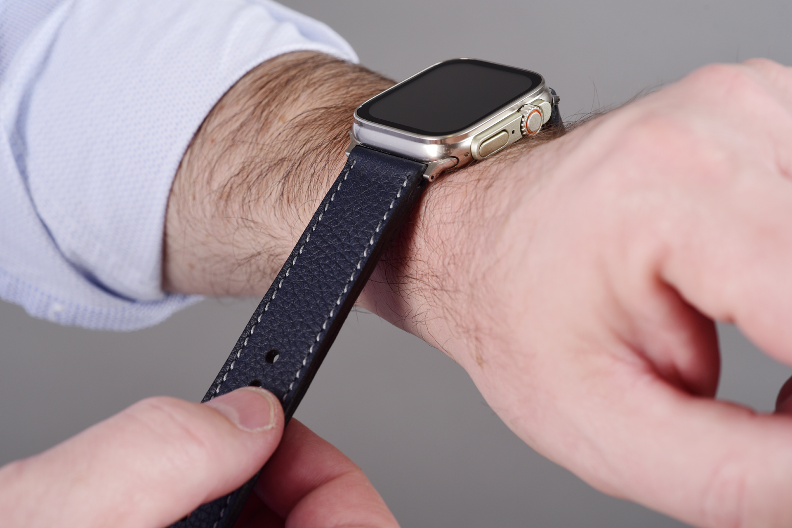 Kožený remienok pre Apple Watch Ultra 1,2 a série 1-10 | Classic 22mm, tmavomodrá koža, sivé prešívanie.
