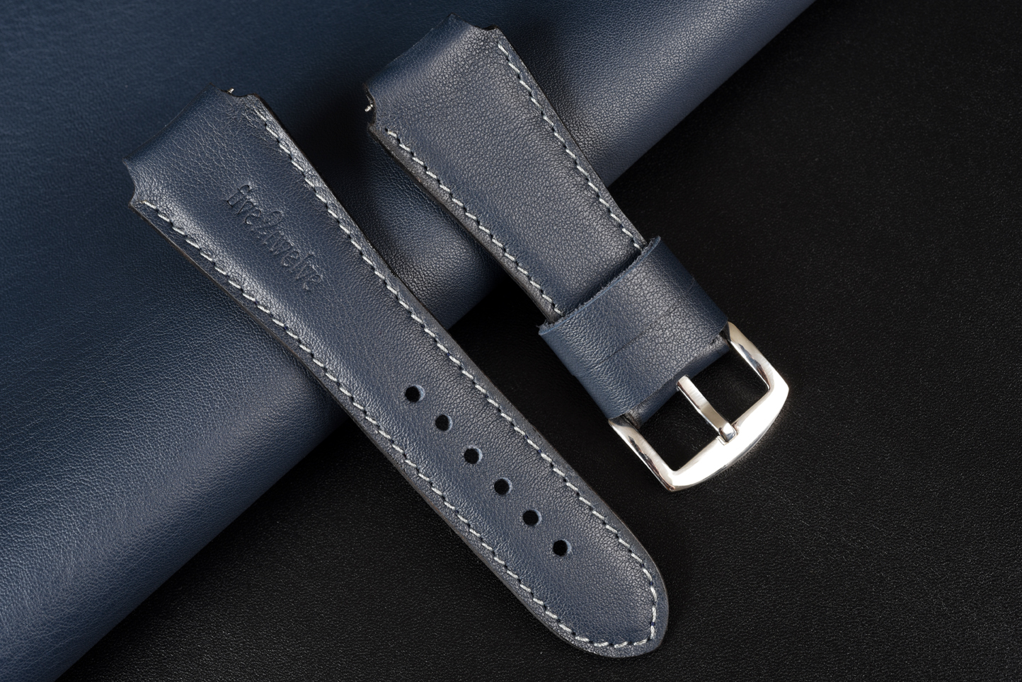 Kožený remienok pre Apple Watch 42/44/45/46/49 – Infinity 22mm, tmavomodrá koža, sivé prešívanie, kompatibilný so sériami 1–10 a Ultra.