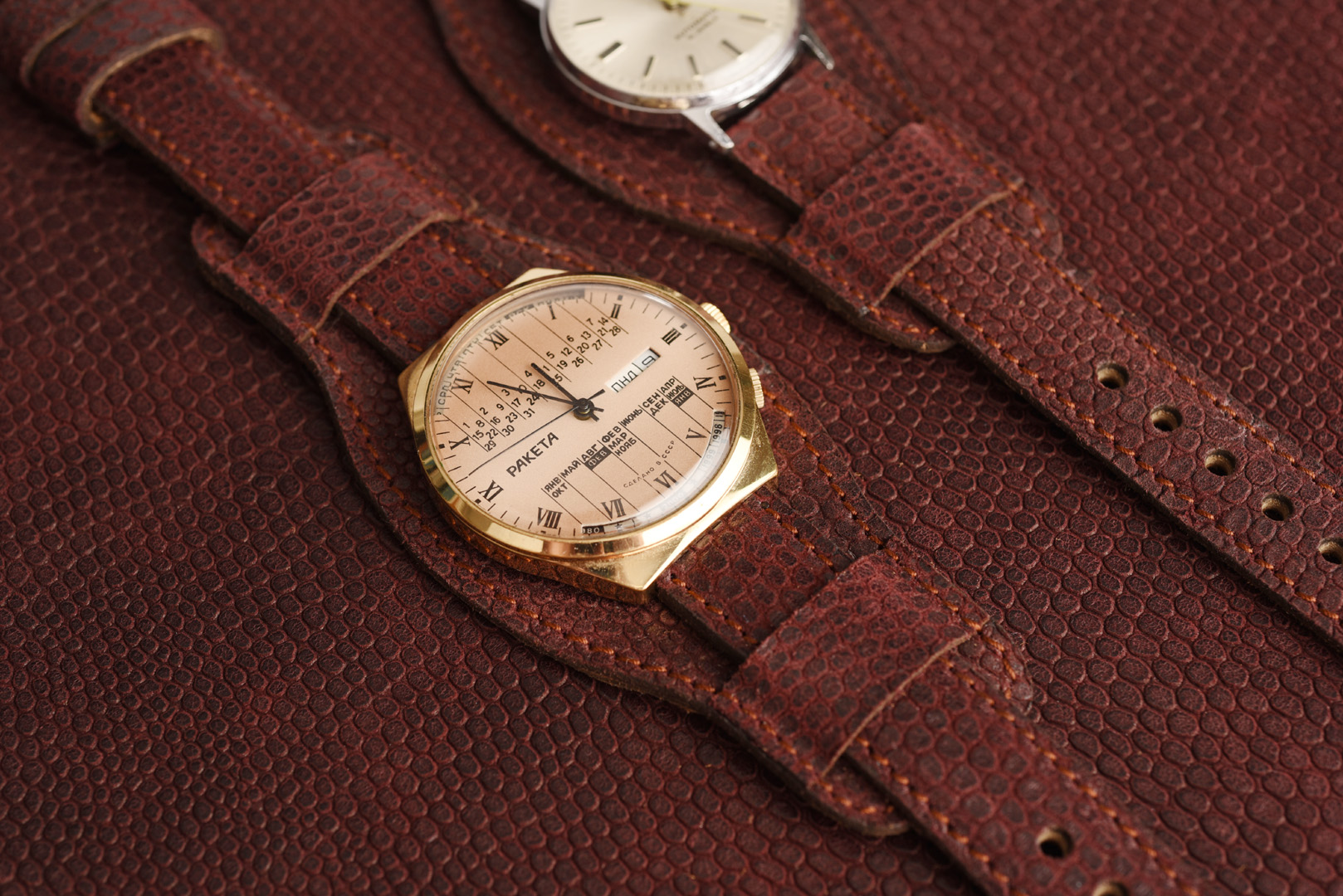 Kožený remienok s podložkou, imitácia jašterice v bordovo-hnedom odtieni s medeným prešívaním.