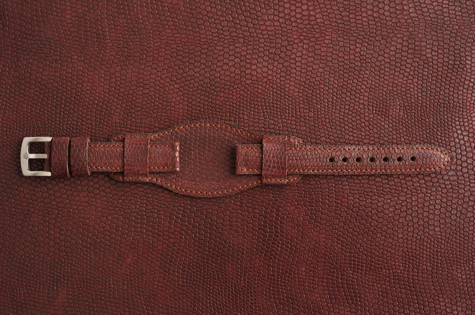 Kožený remienok s podložkou, imitácia jašterice v bordovo-hnedom odtieni s medeným prešívaním.