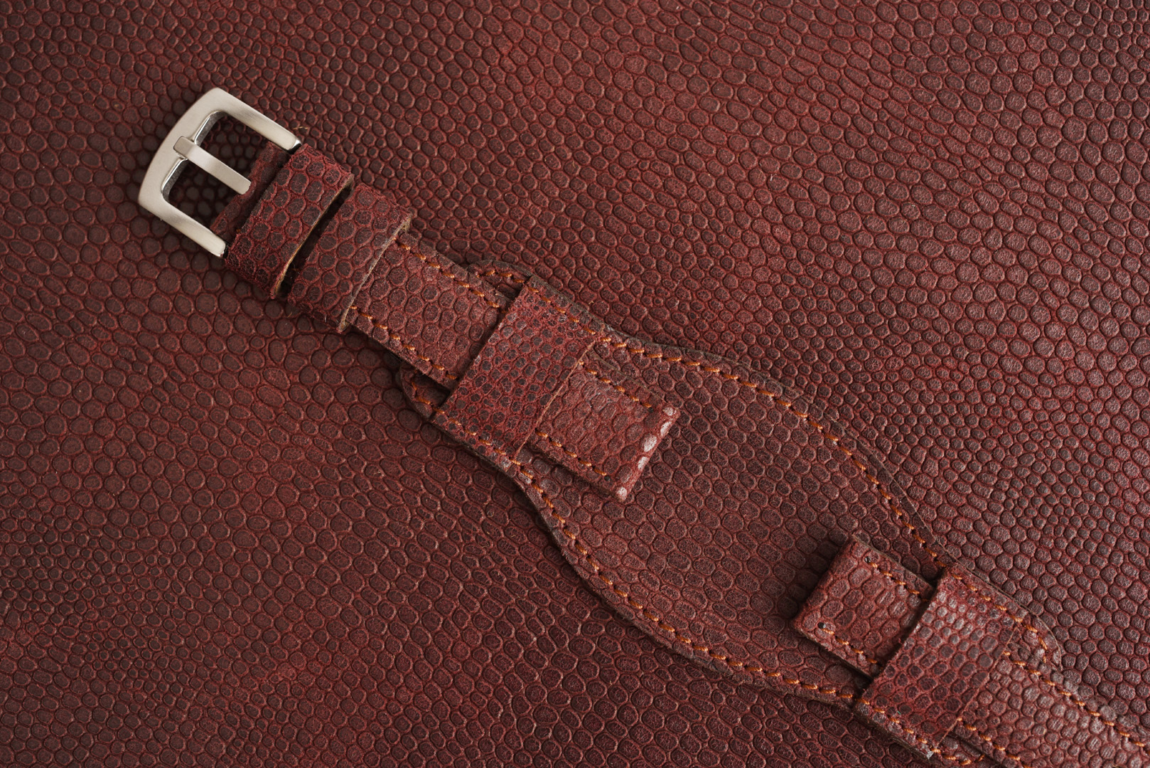 Kožený remienok s podložkou, imitácia jašterice v bordovo-hnedom odtieni s medeným prešívaním.