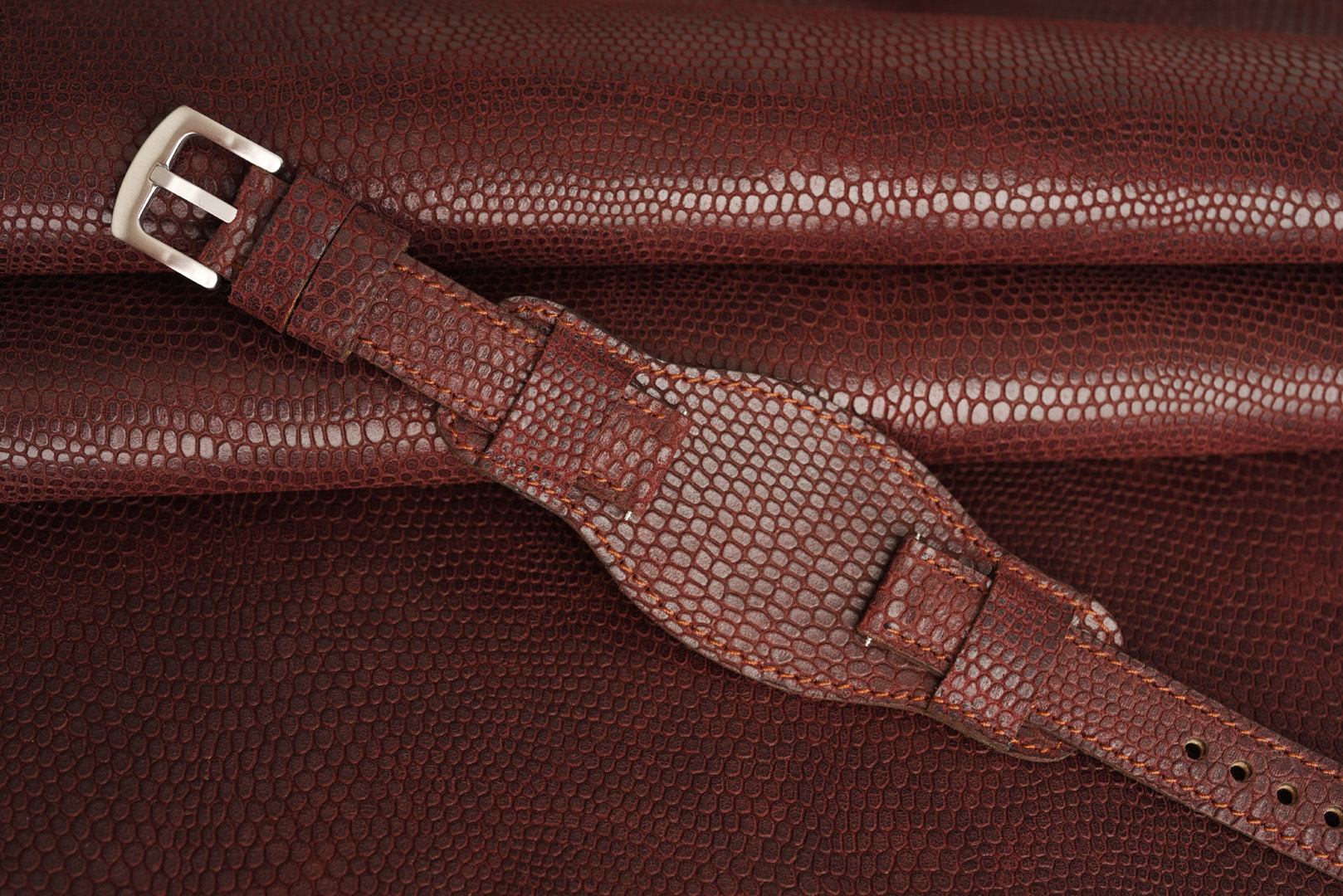 Kožený remienok s podložkou, imitácia jašterice v bordovo-hnedom odtieni s medeným prešívaním.