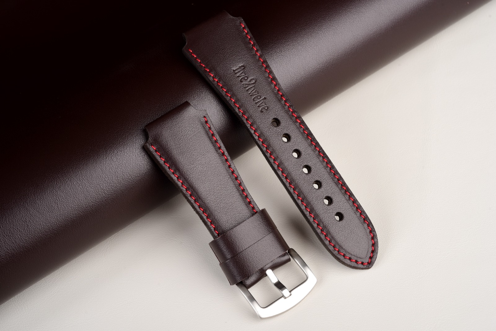 Remienok pre Apple Watch 1–9 a SE (38/40/41 mm), Infinity 22mm, tmavohnedá koža, červené prešívanie, ručne vyrobený.