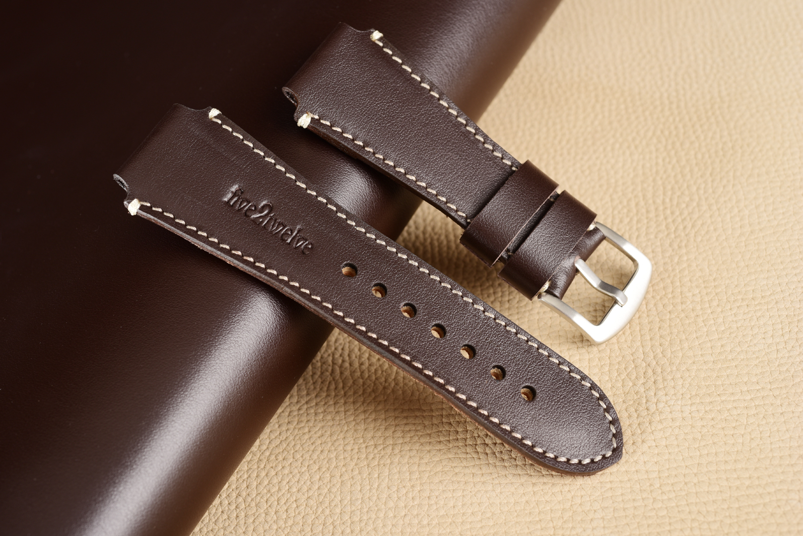 Remienok na hodinky pre Apple Watch (42/44/45/46/49 mm) „Infinity“, tmavohnedá koža s béžovým prešívaním, ručne vyrobený.